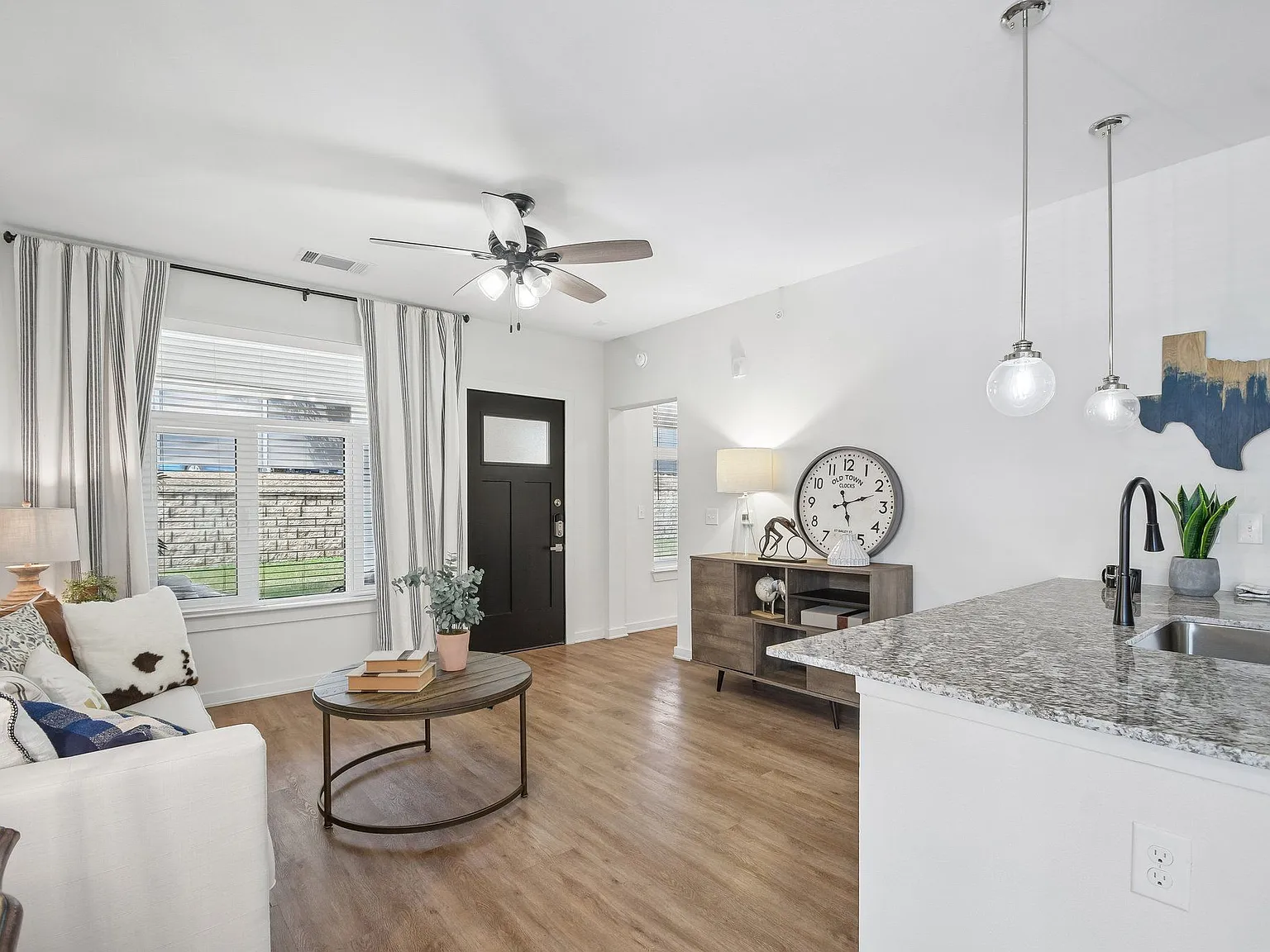 Hermosa Village Apartments — Photo 4