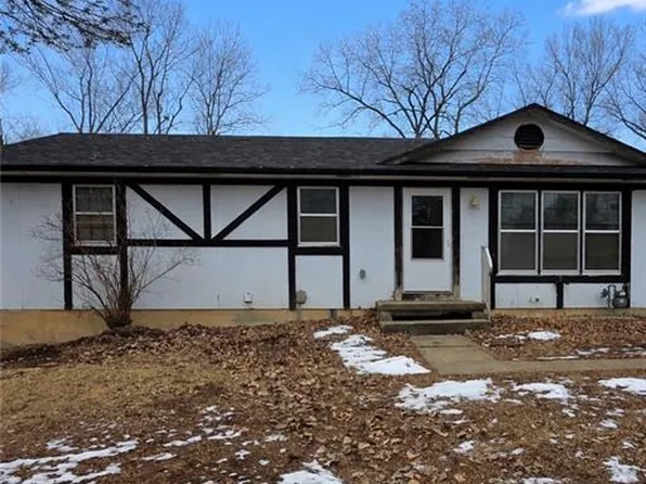 904 S 5th St, Savannah, MO 64485