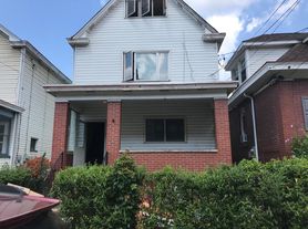 1102 Valley St, Mc Kees Rocks, PA