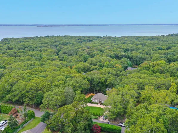 40 Highlands Dr, Southampton, NY 11968