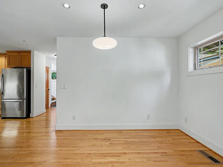 2060 John St S — Photo 9