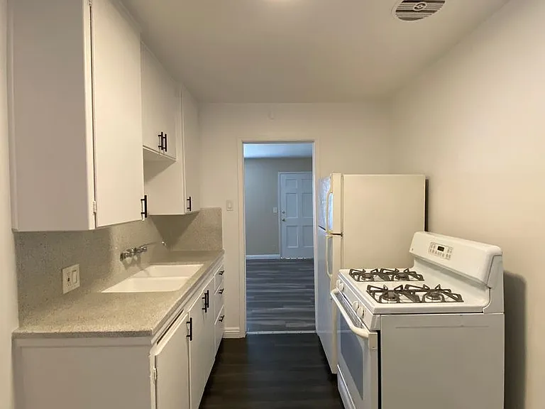 637 E 8th St — Photo 10