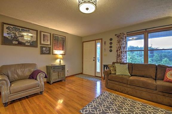 2nd image of 512 Oak Glen Cir