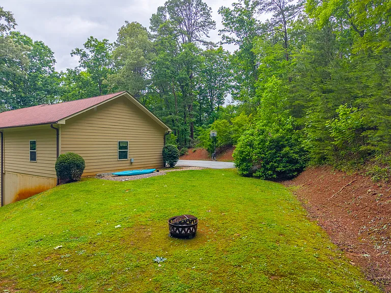 215 Oakridge Dr — Photo 6