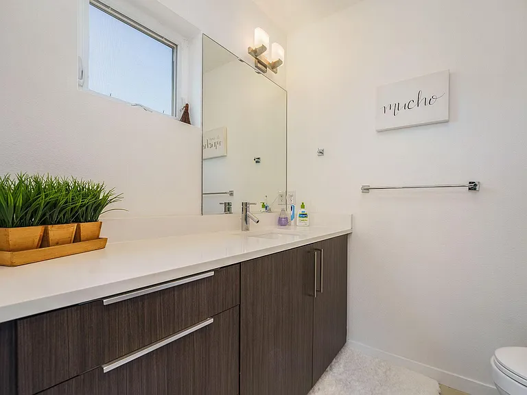 4th bedroom restroom