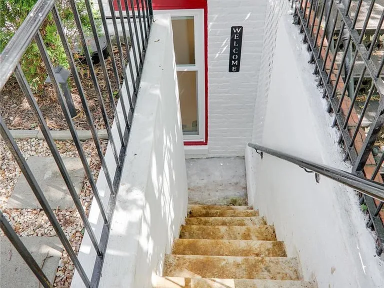 202 F St NE #B — Photo 3