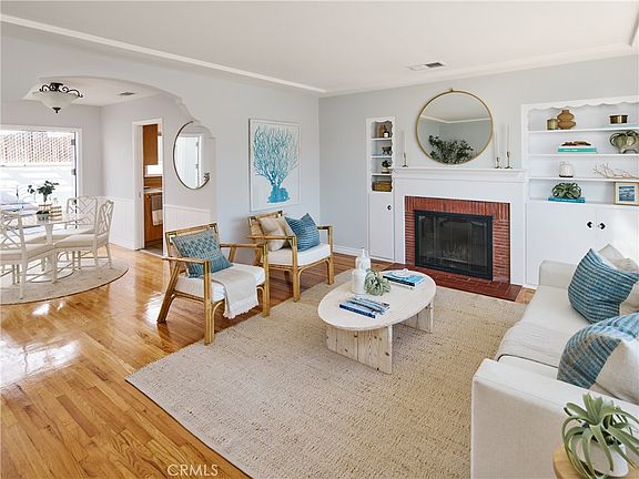 3rd image of 303 E Walnut Ave