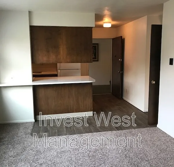 1944 Hudson St #11 — Photo 6