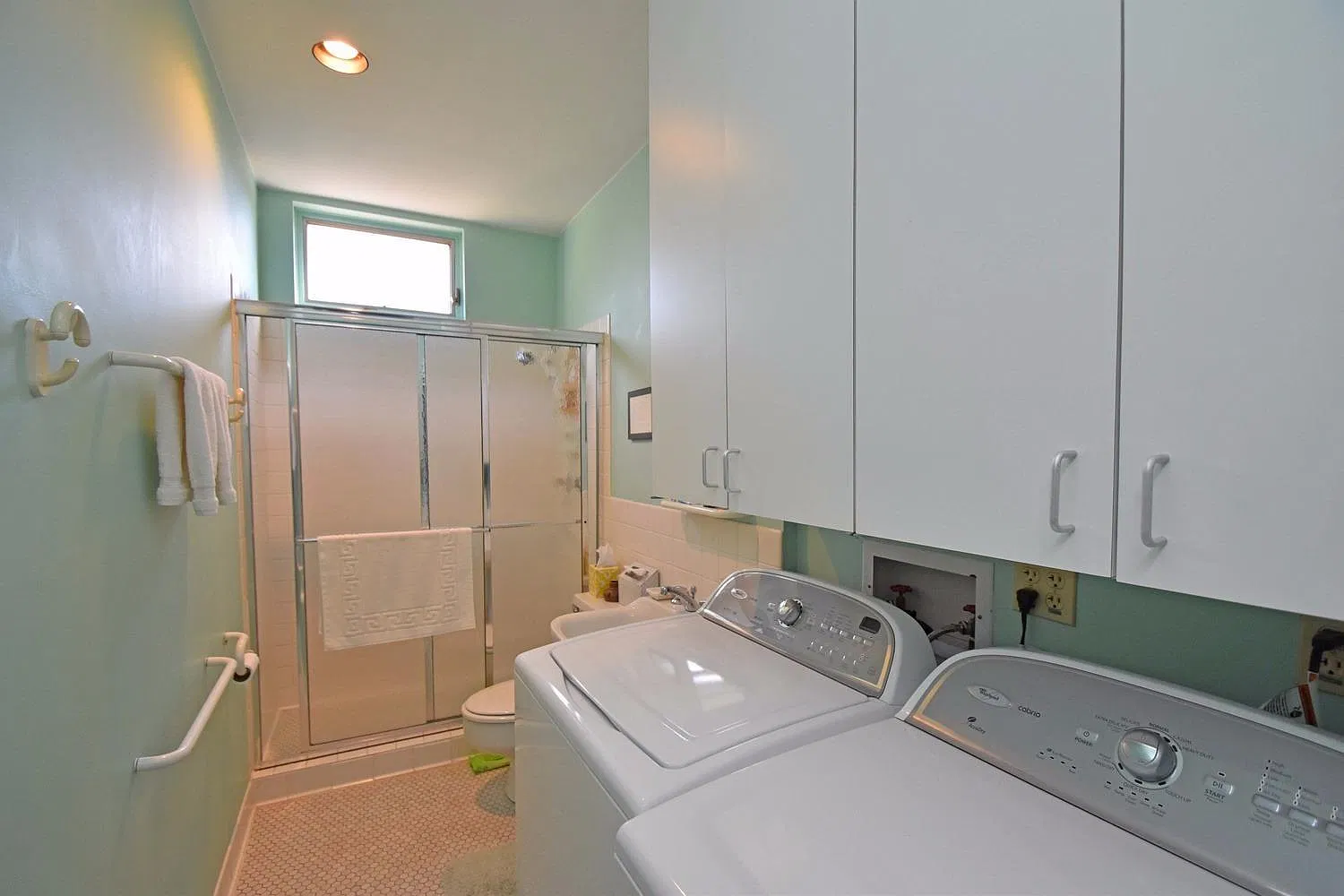 4 bed, 2400 sqft, $3,200 — Photo 2