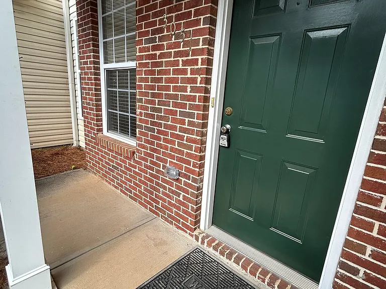 3051 Kentmere Dr — Photo 2