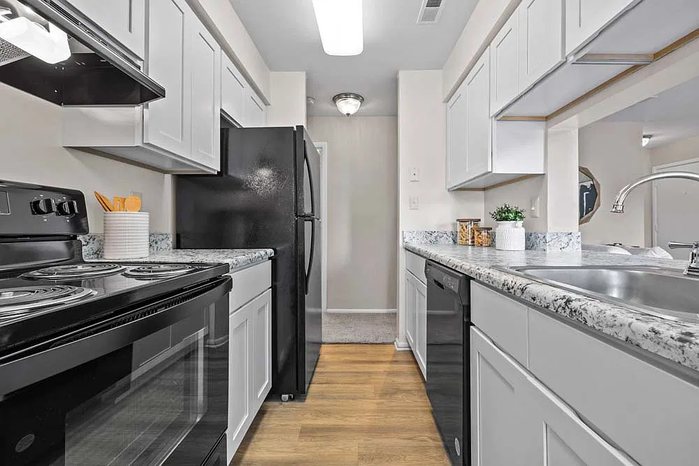 Runaway Bay Apartments — Photo 1