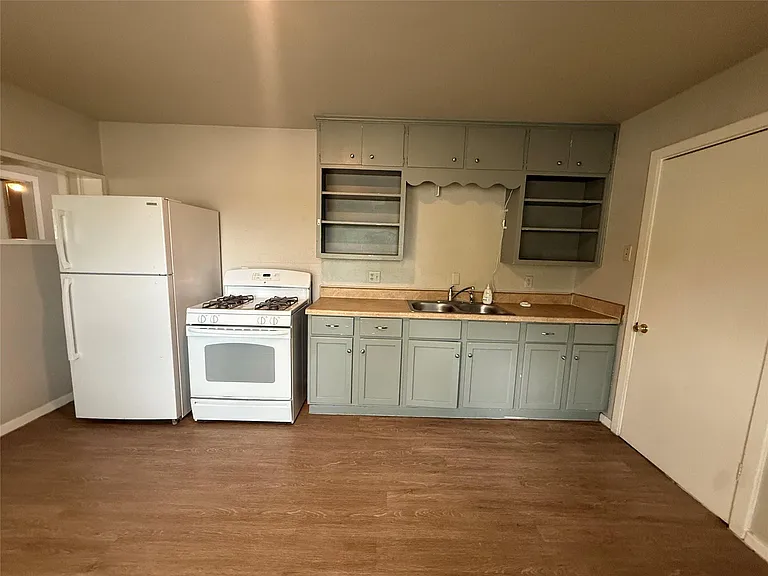 300 Mill St — Photo 5