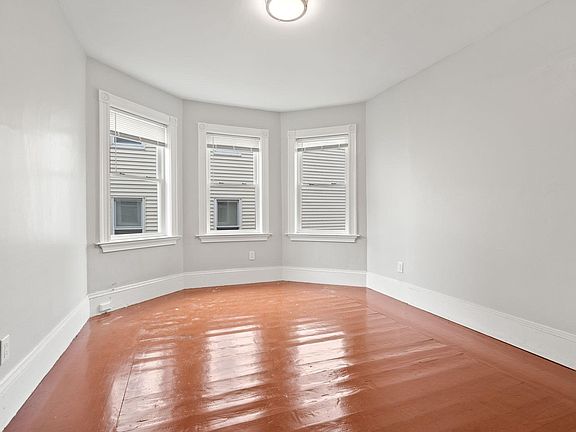 3rd image of 33 Longfellow St Floor 1