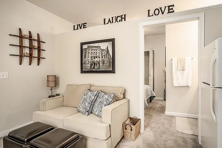 1 bed, 310 sqft, $915 — Photo 1
