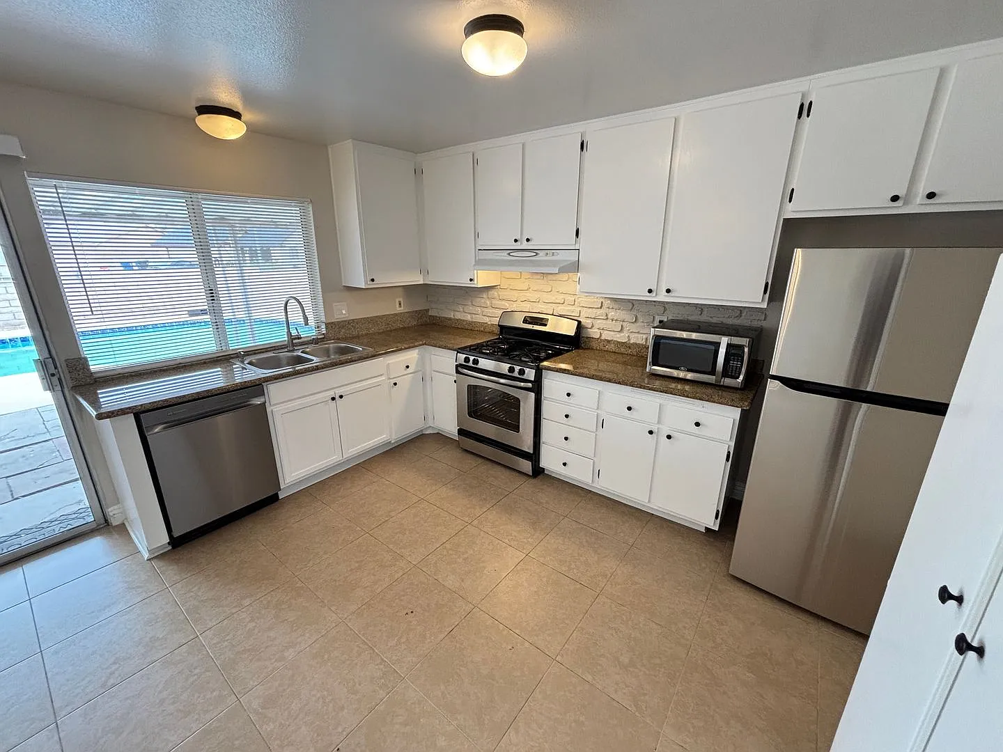 Gorgeous 4Bed/2Bath, 1-Story Home located in the West part of the valley — Photo 2