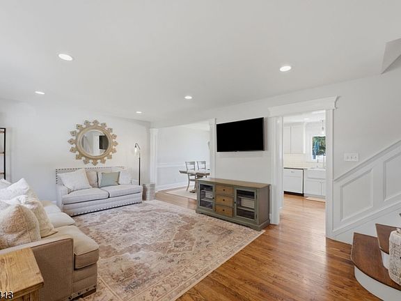 4th image of 13 Cedar St