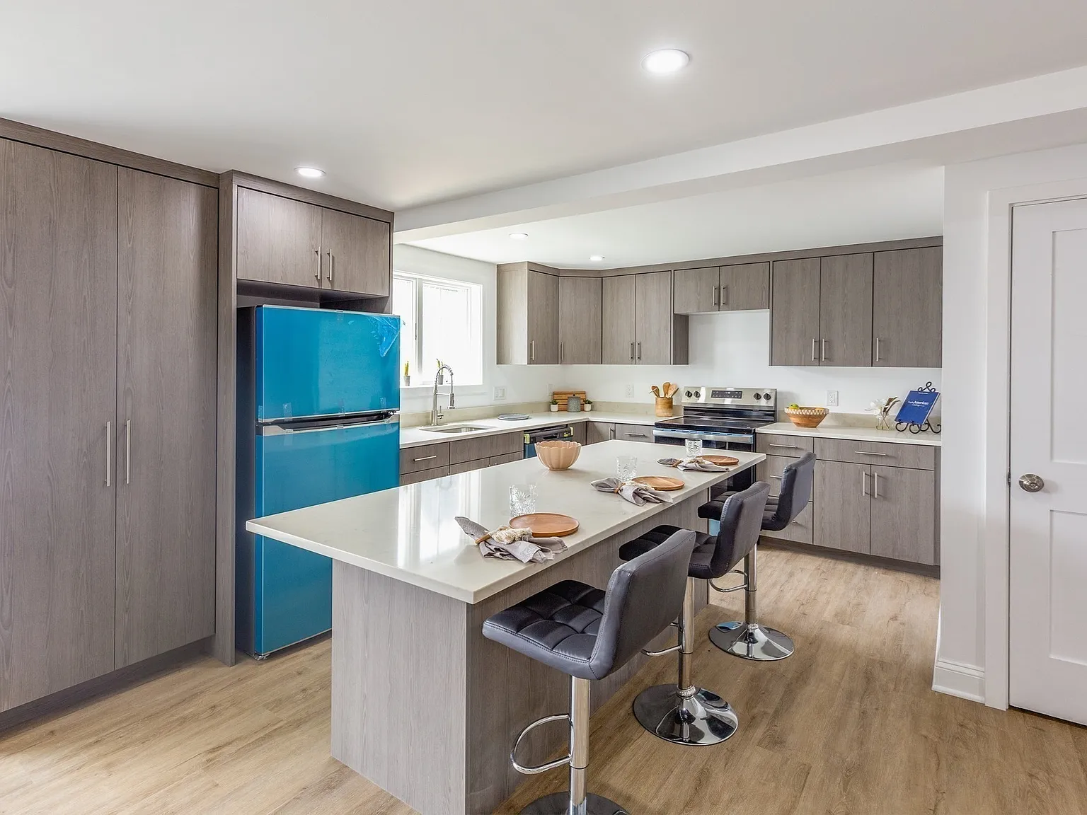 3 bed, 1200 sqft, $2,500 — Photo 3