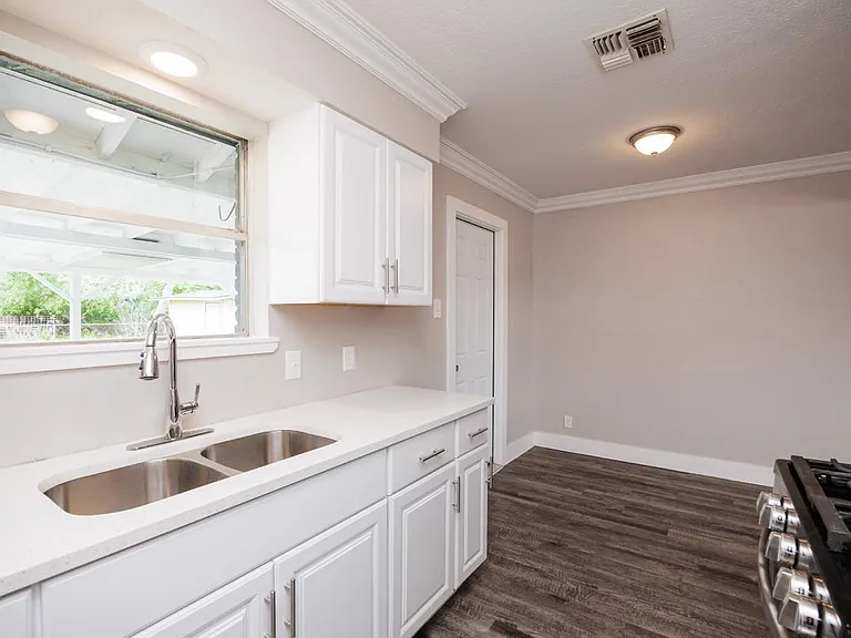 5322 Bonham St — Photo 4