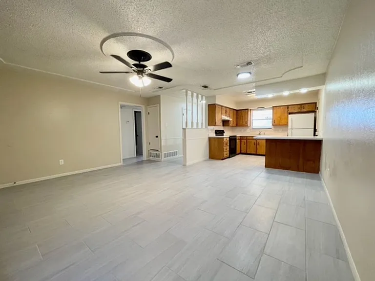 805 Colonial Ln — Photo 4