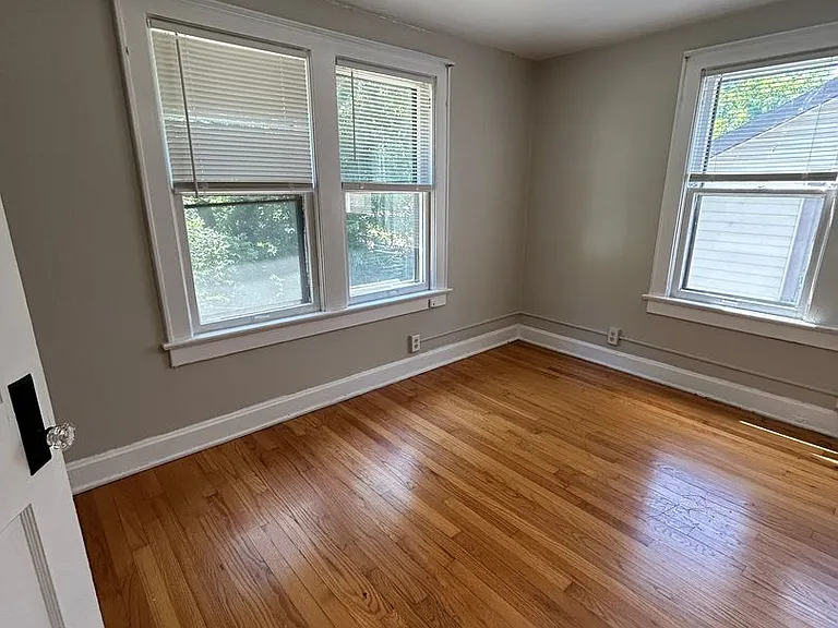 5345 Charlotte St — Photo 11