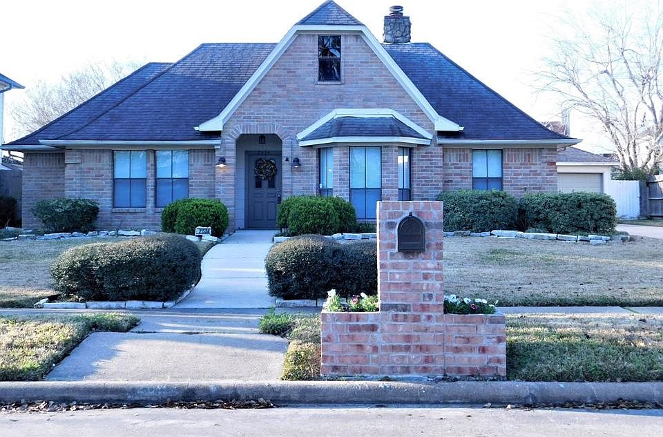 NICELY LANDSCAPED 1 STORY IN THE VERY DISERIBLE NEIGHBORHOOD OF KINGSWAY