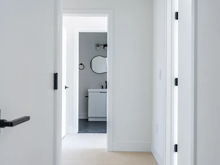 Q10 Luxury Apartments — Photo 20