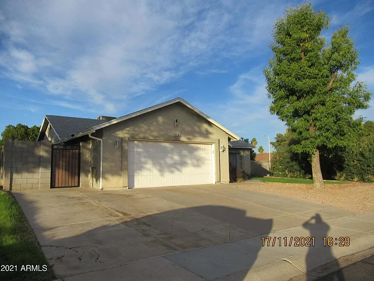 2324 W Highland Ct — Photo 3