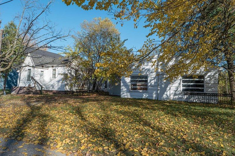 2nd image of 3028 Fairfield St