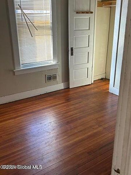 3rd image of 428 Manhattan Street