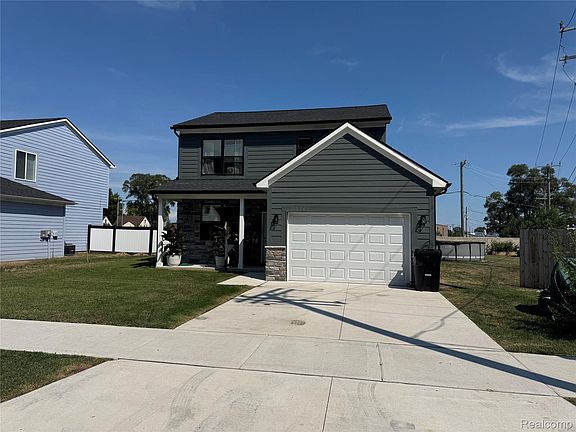 2nd image of 25760 Groveland St