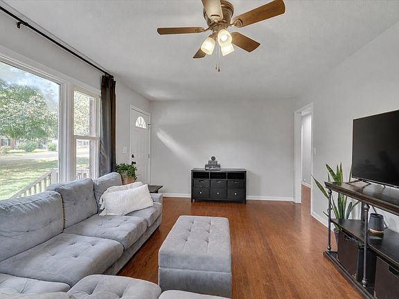 3rd image of 165 Windsor Dr