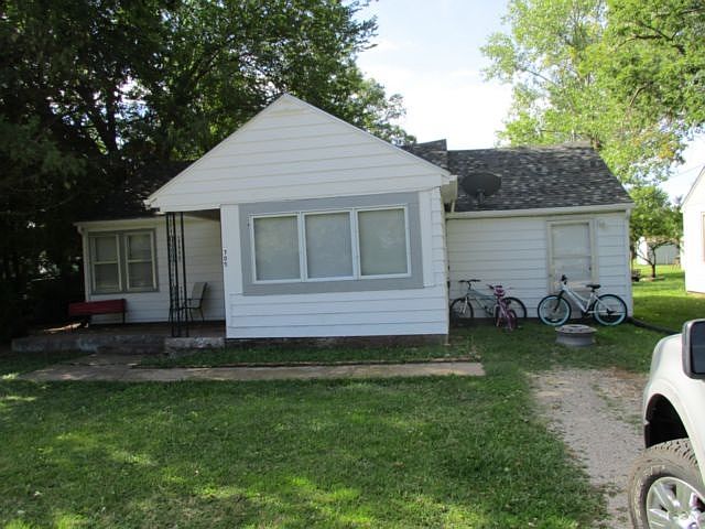 1st image of 705 W Grand Ave
