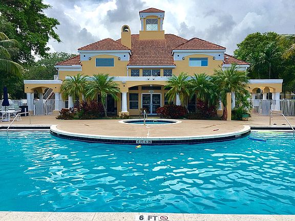 Club house w/ pool & hottub