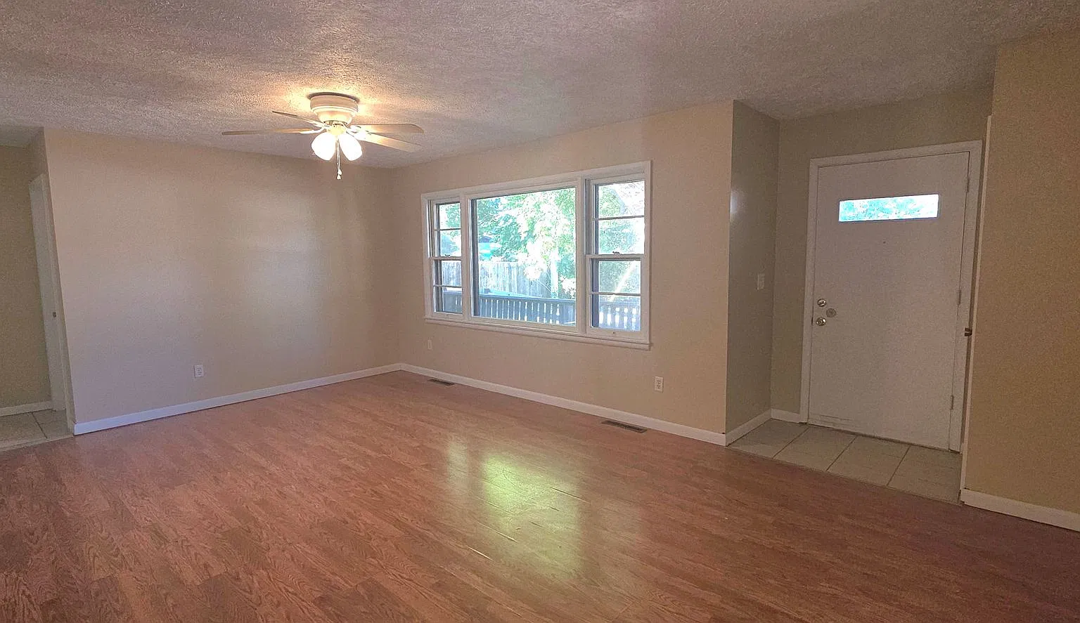4 Bedroom home with a 2 car garage on the East Side for $1595! — Photo 2