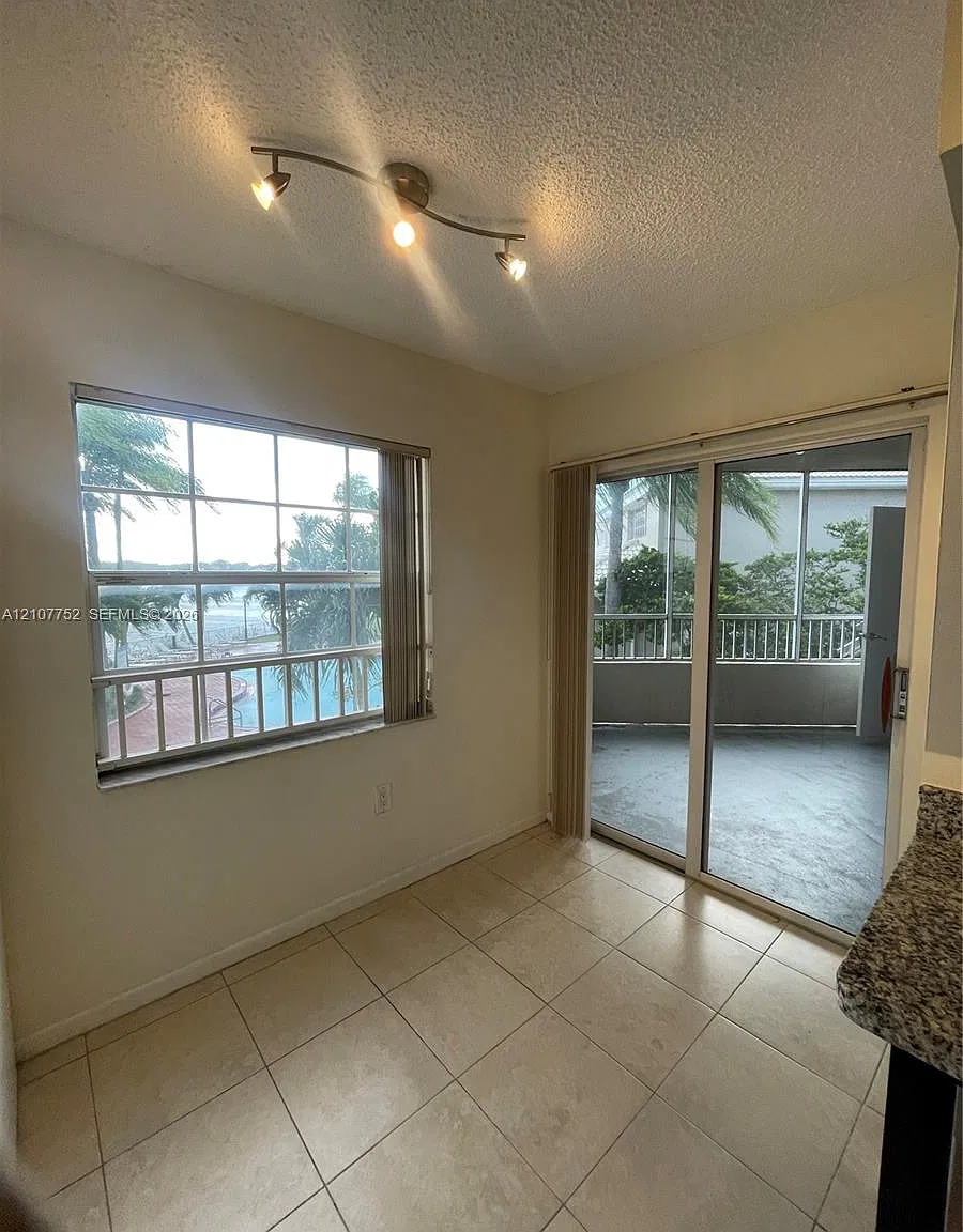 Lakeview Club Condo — Photo 2