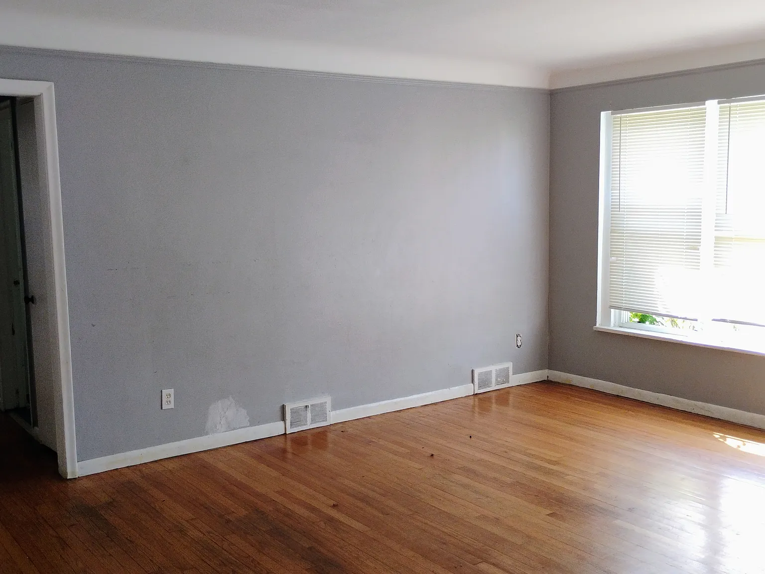 3 bed, 1.5 bath, 1300 sqft, $1,400 — Photo 3