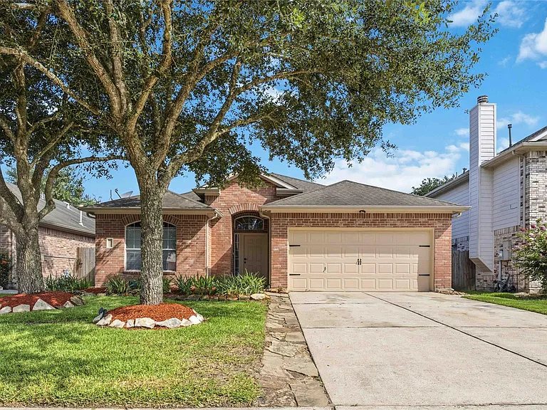 1029 Riverwood Dr — Photo 1