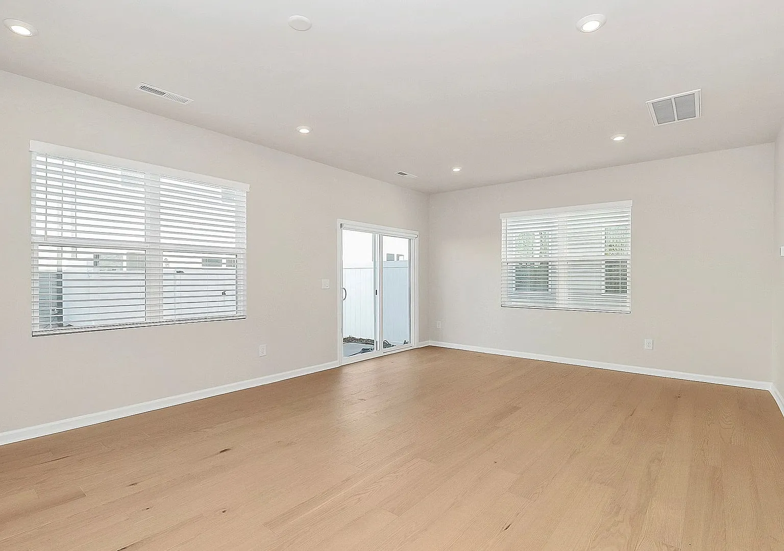 Beautiful Three Bedroom Townhome in Fifteen Cannon Community! — Photo 2