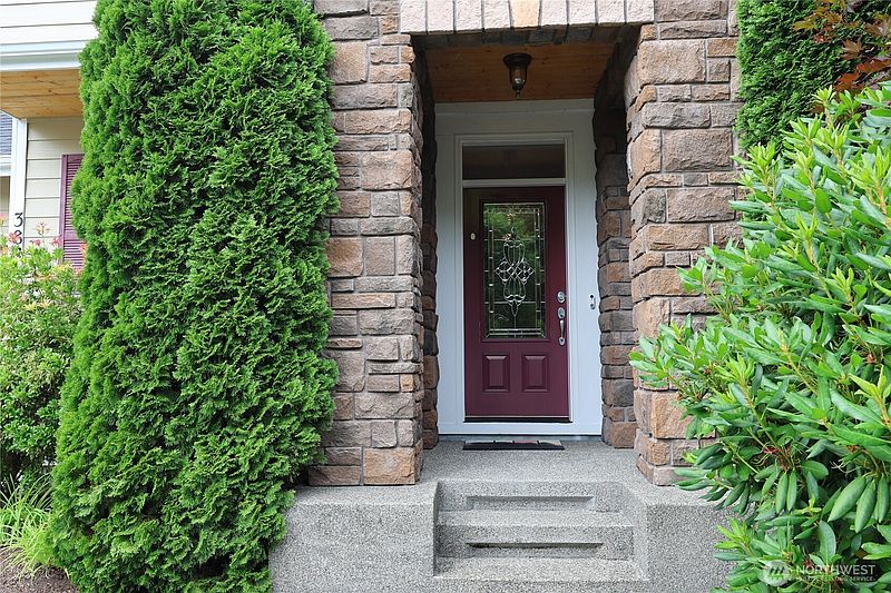 2nd image of 3882 Cameron Drive NE