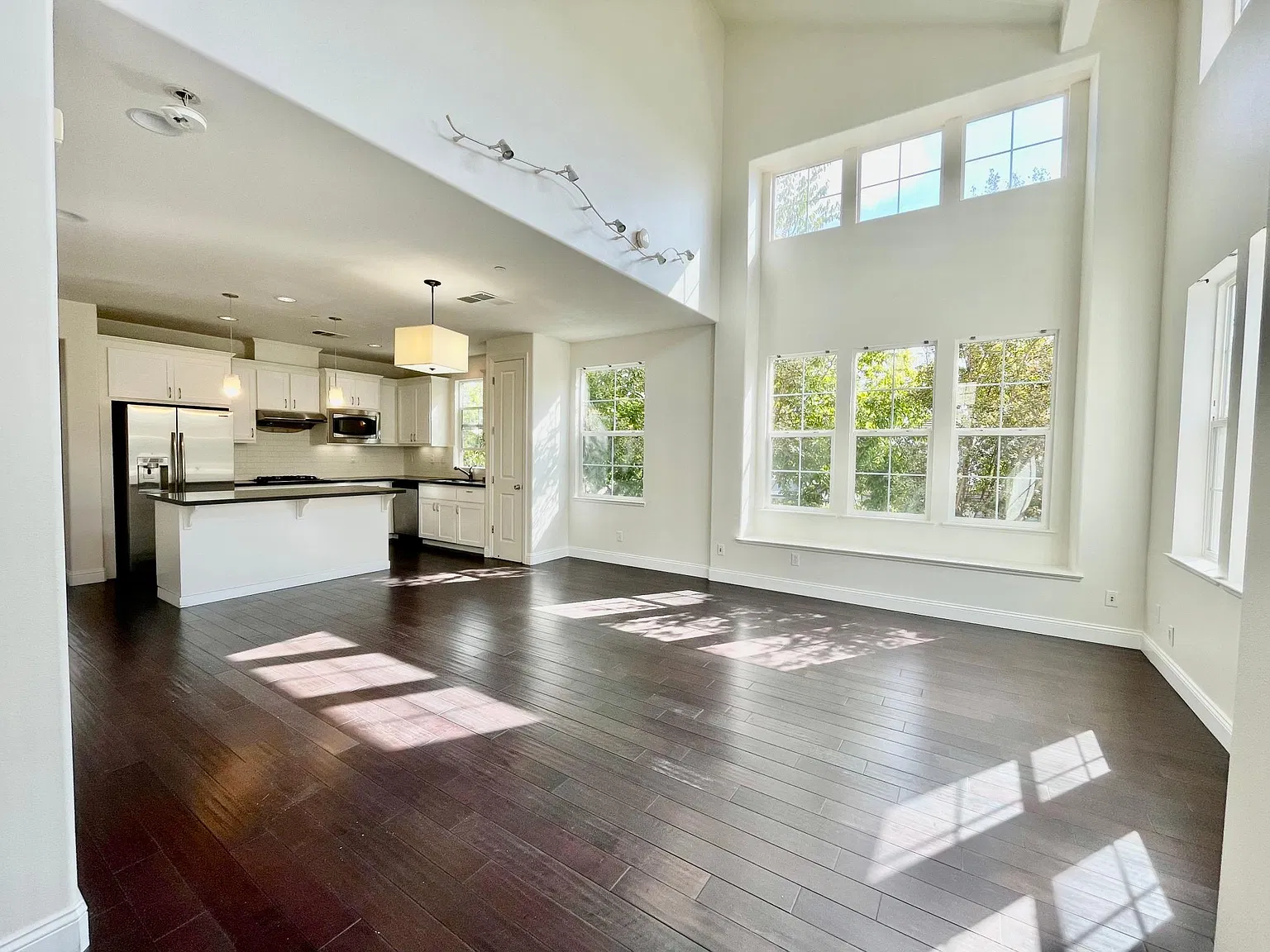 4 bed, 1917 sqft, $4,500 — Photo 1