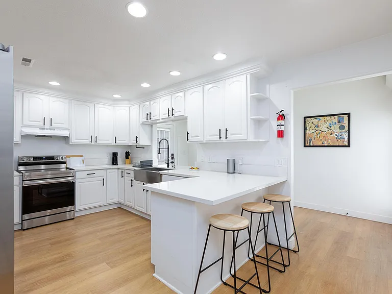 2552 Champions Cir #8 — Photo 1