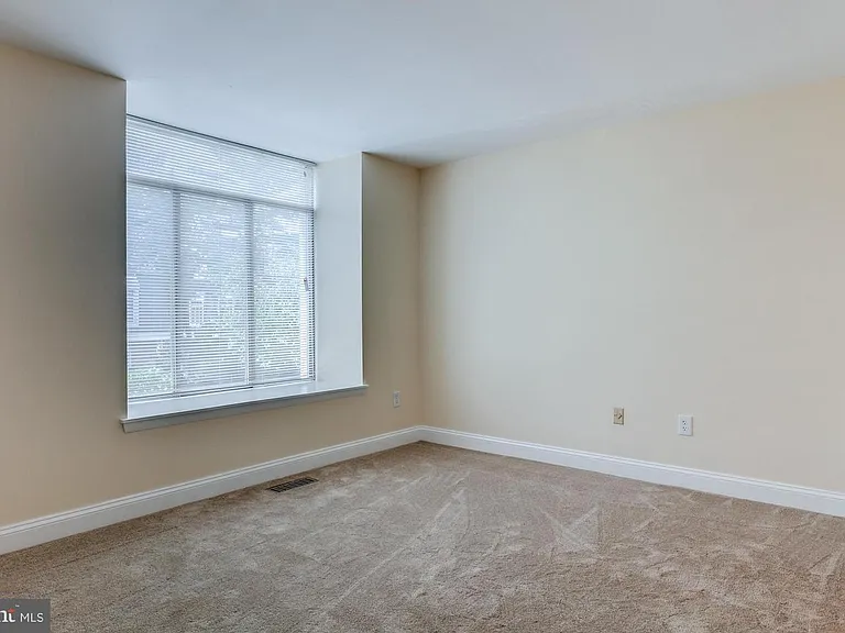 1619 S Hayes St — Photo 17