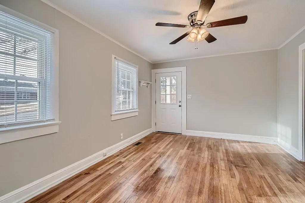 927 E Front St — Photo 2