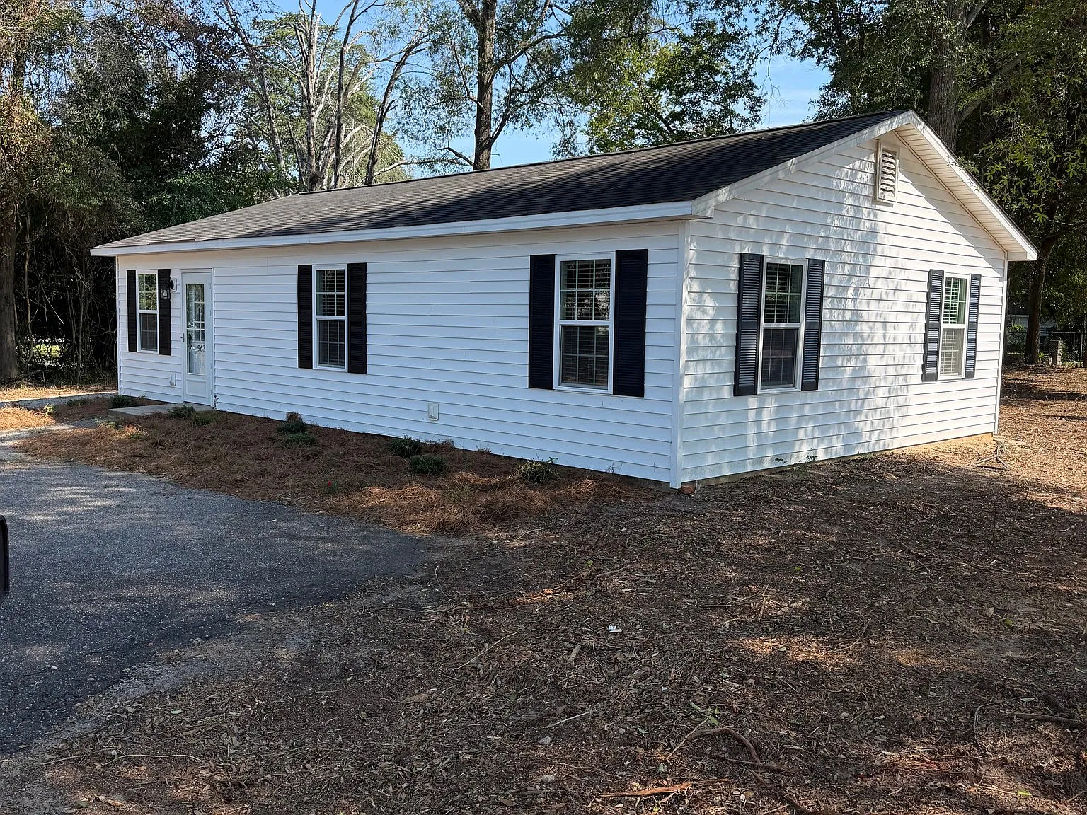 Charming 2 Bedroom, 2 Bath Home For Rent — Photo 2