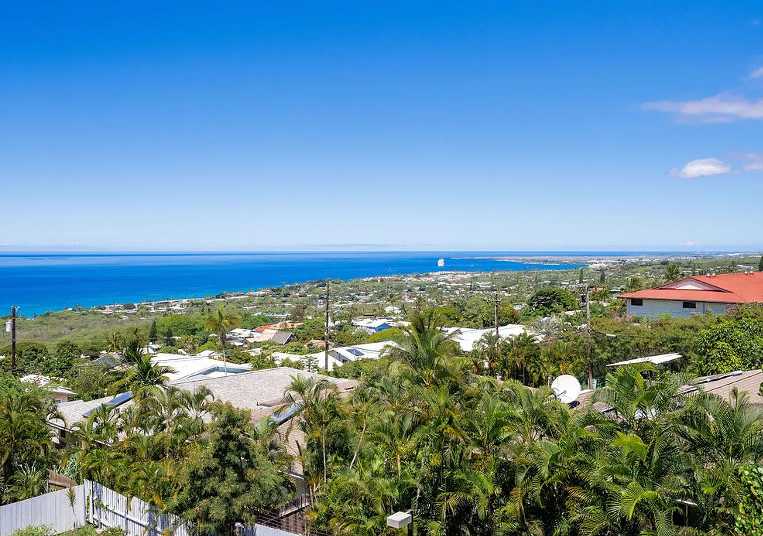 Unfurnished 3 bedroom 3 bath condo with ocean views — Photo 3