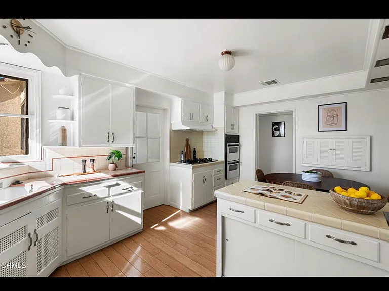 1563 Valencia Ave — Photo 4