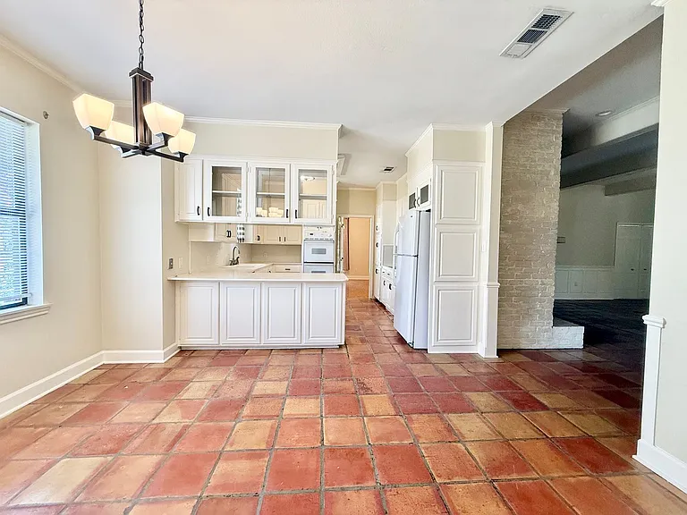 621 W Woodruff Dr — Photo 8