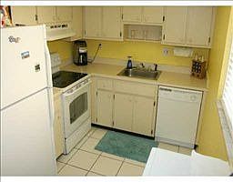 All kitchen appliances are less than 2 yrs old!