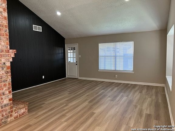4th image of 664 Fern Meadow Dr