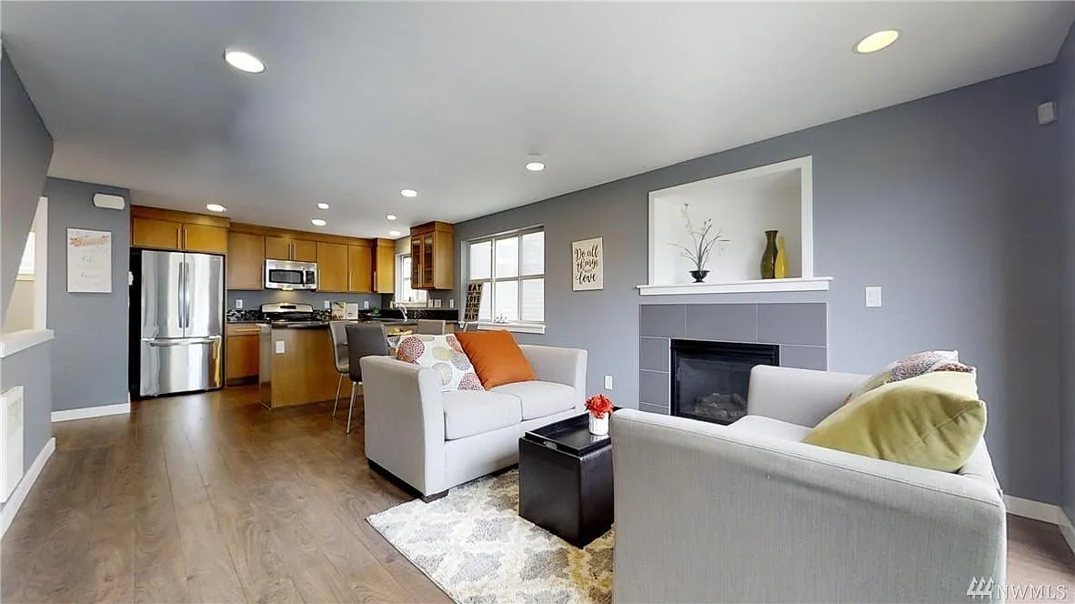 3 bed, 3.5 bath, 1290 sqft, $2,995 — Photo 2